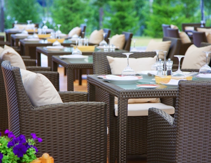 Зал летнего кафе «La Dolce Vita» - Отель Mistral Hotel & SPA / Мистраль СПА